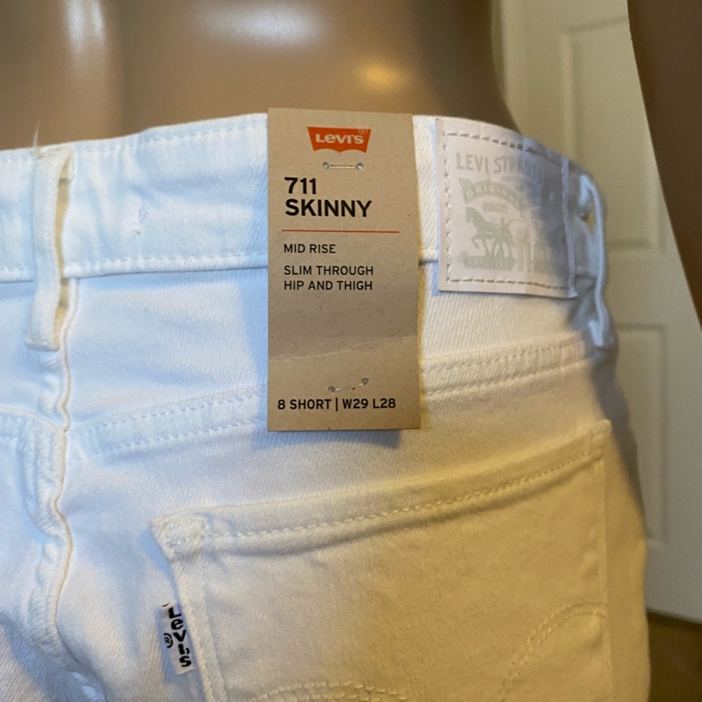 NWT Levi’s White Skinny Cropped Jeans. Size 29/8